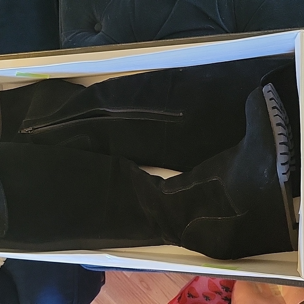 Boots - Picture 3 of 7